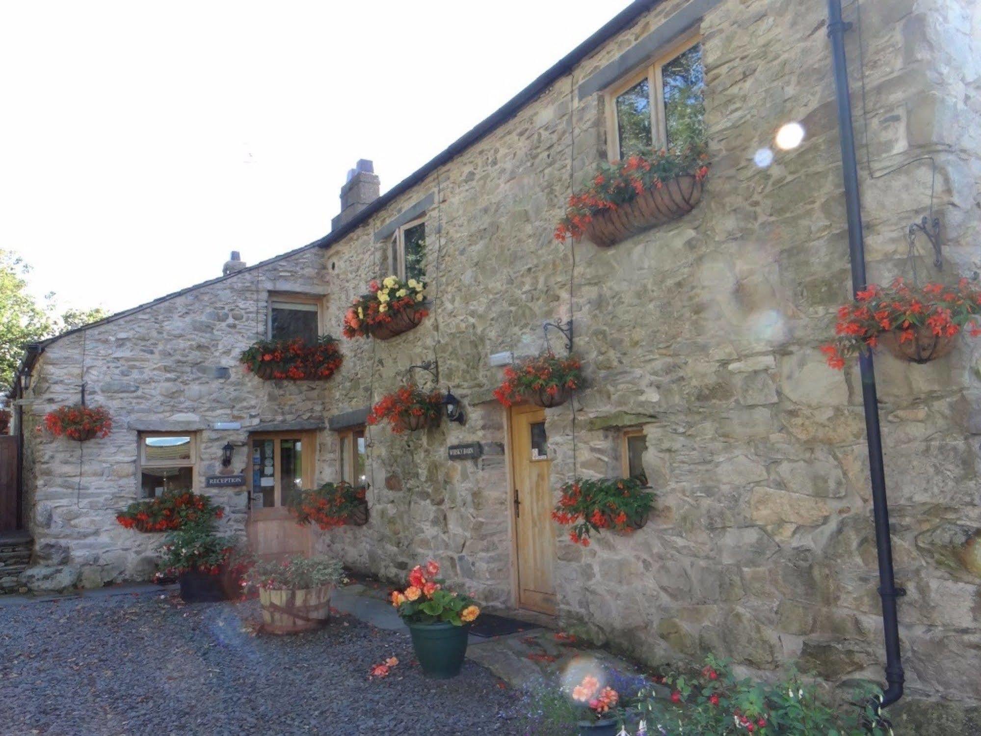 The Wayside And Whisky Barn Hotel Whitbeck Eksteriør billede